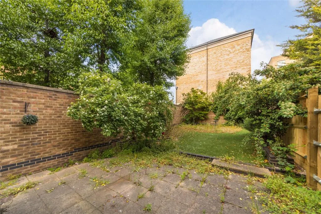 2 bedroom end of terrace house for rent