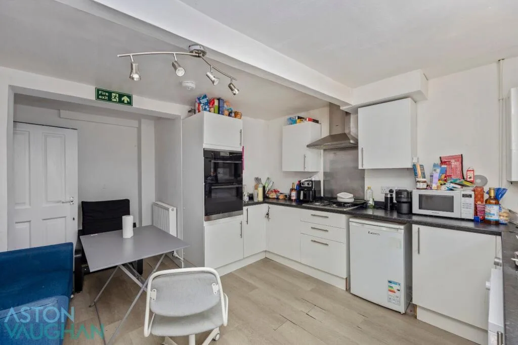 6 bedroom semi-detached house for rent