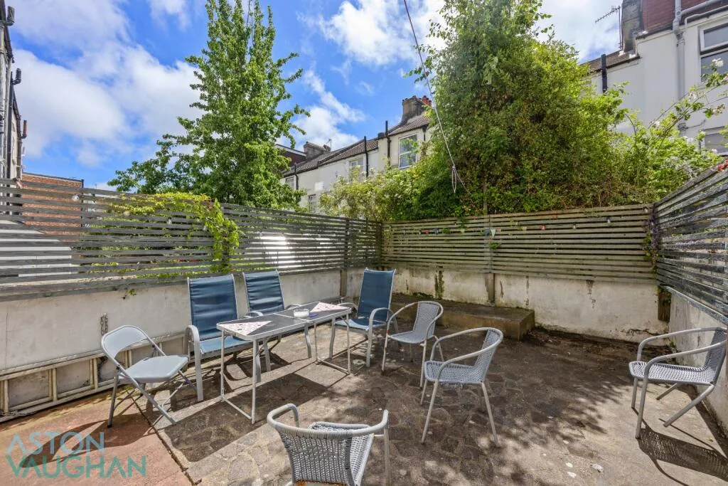 6 bedroom semi-detached house for rent