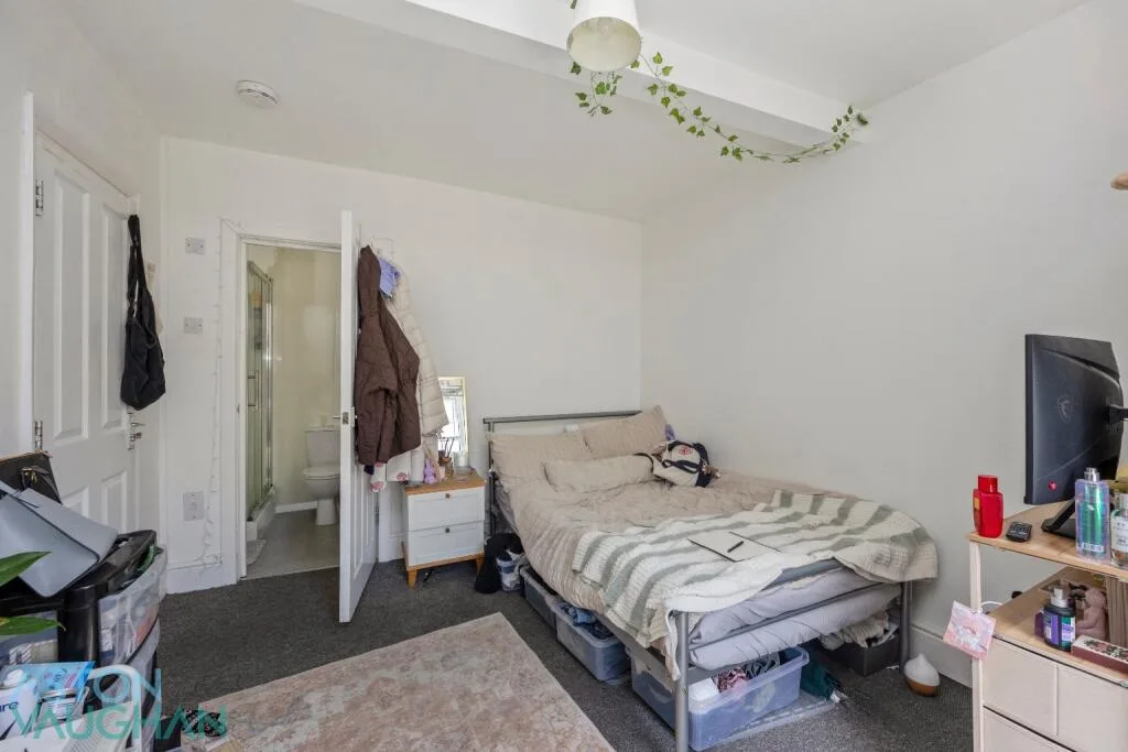 6 bedroom semi-detached house for rent