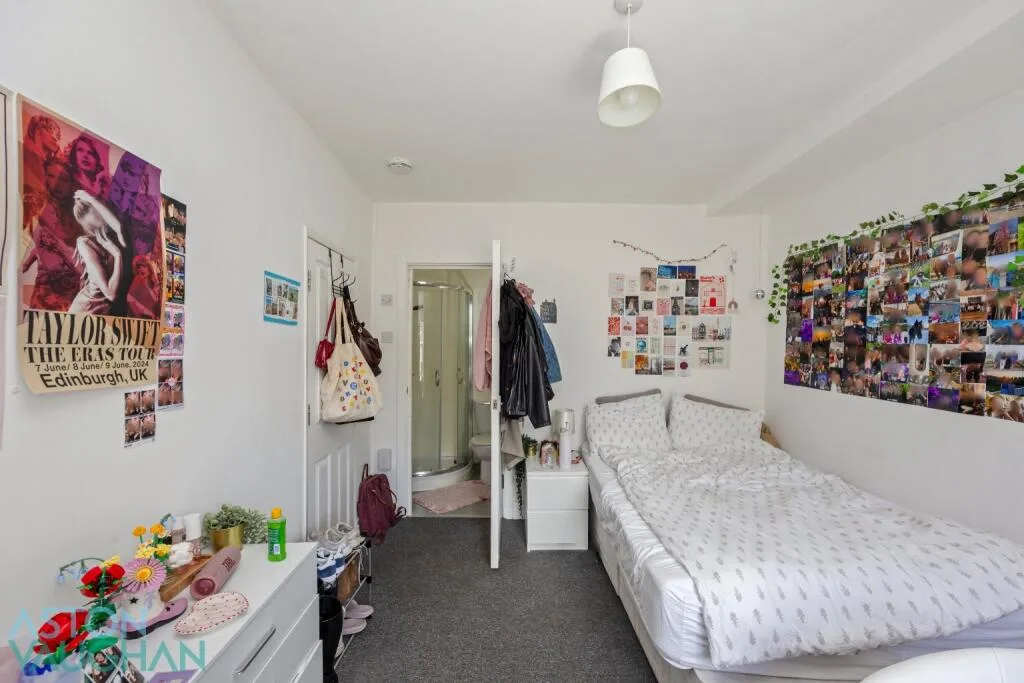 6 bedroom semi-detached house for rent