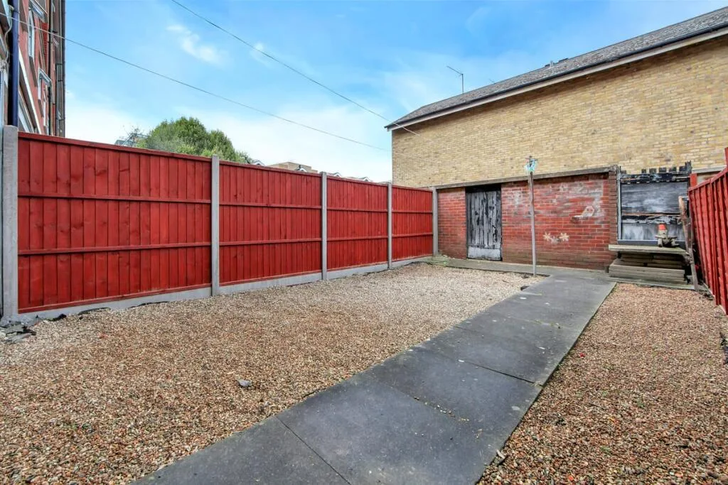 4 bedroom maisonette for rent