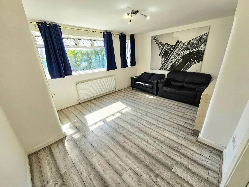 3 bedroom semi-detached house for rent