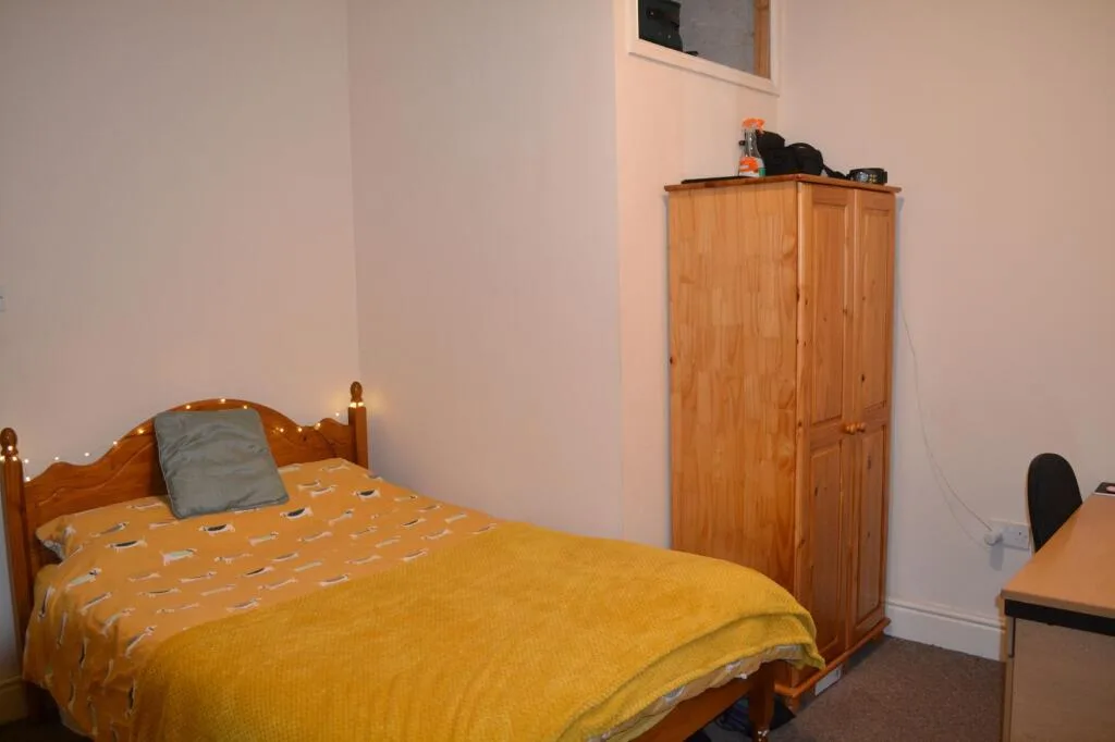 1 bedroom house share for rent