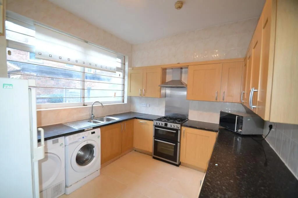 1 bedroom house share for rent