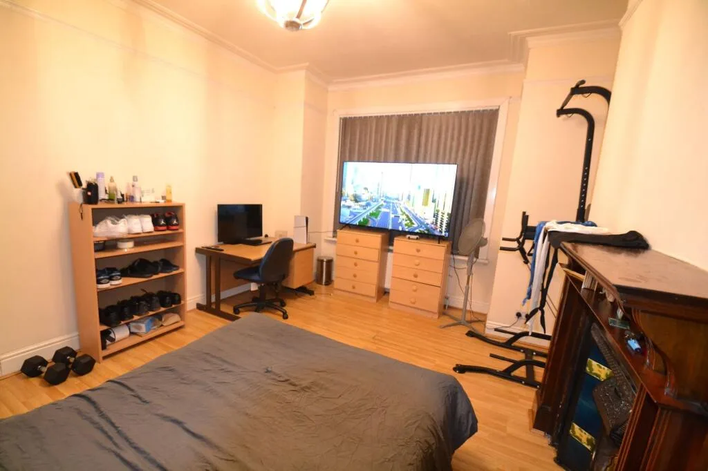 1 bedroom house share for rent