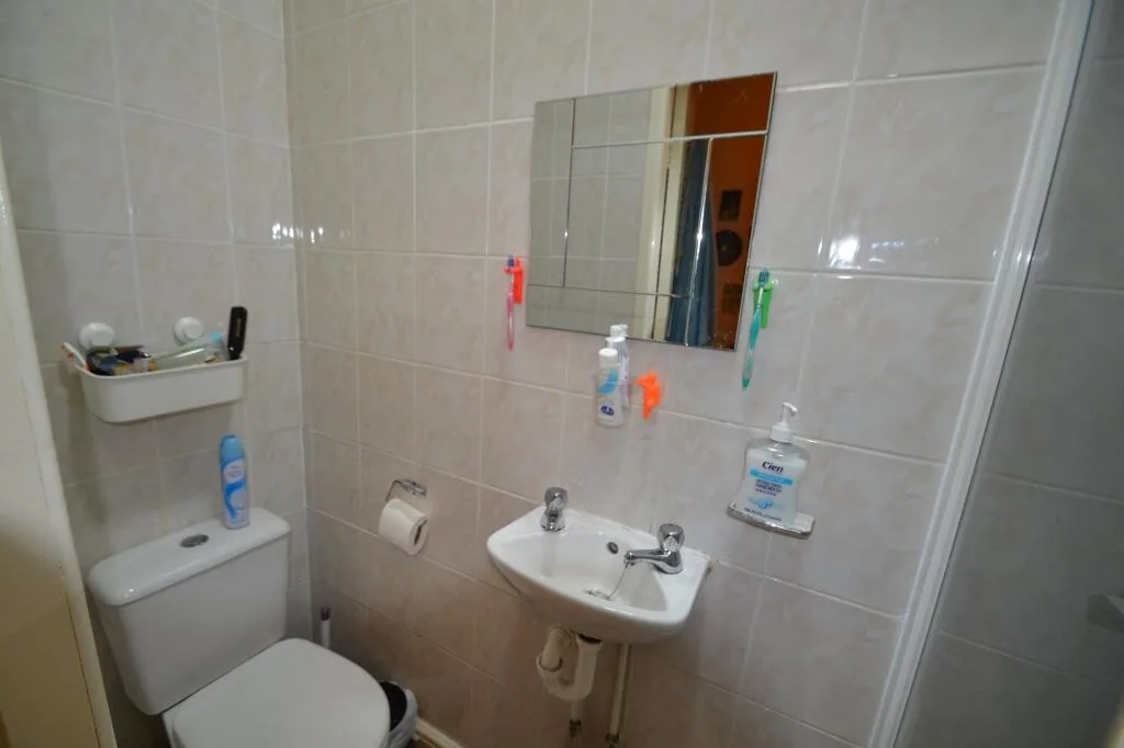 1 bedroom house share for rent