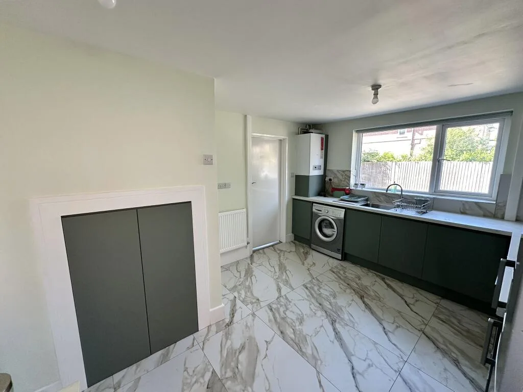 3 bedroom end of terrace house for rent