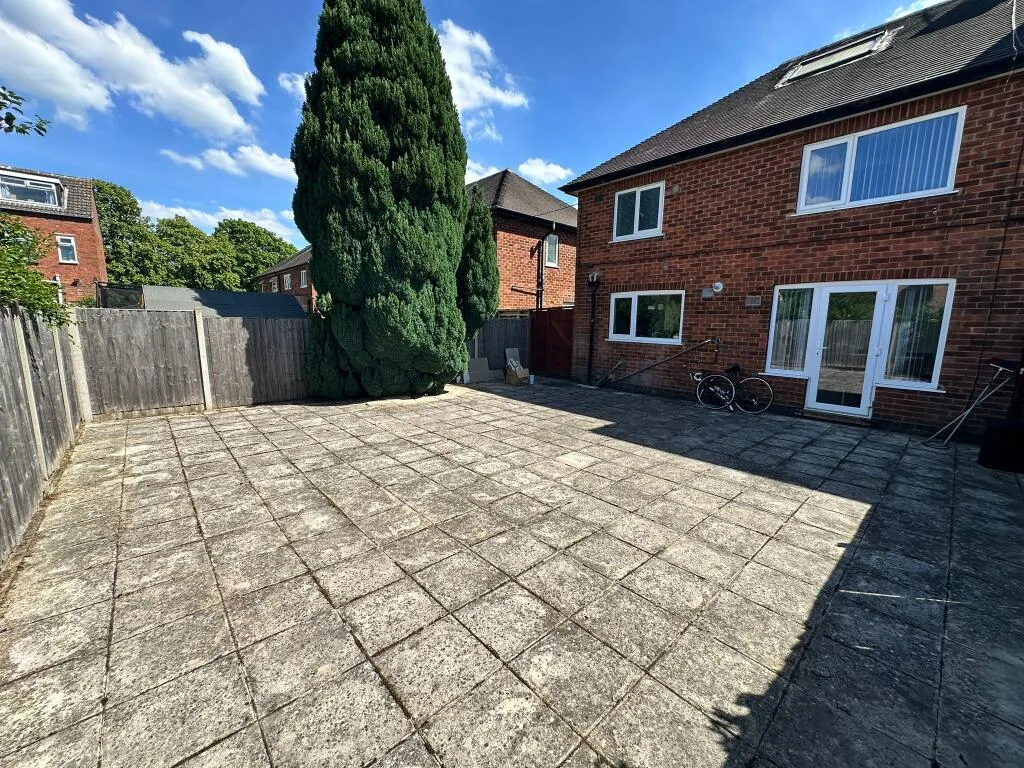 3 bedroom end of terrace house for rent
