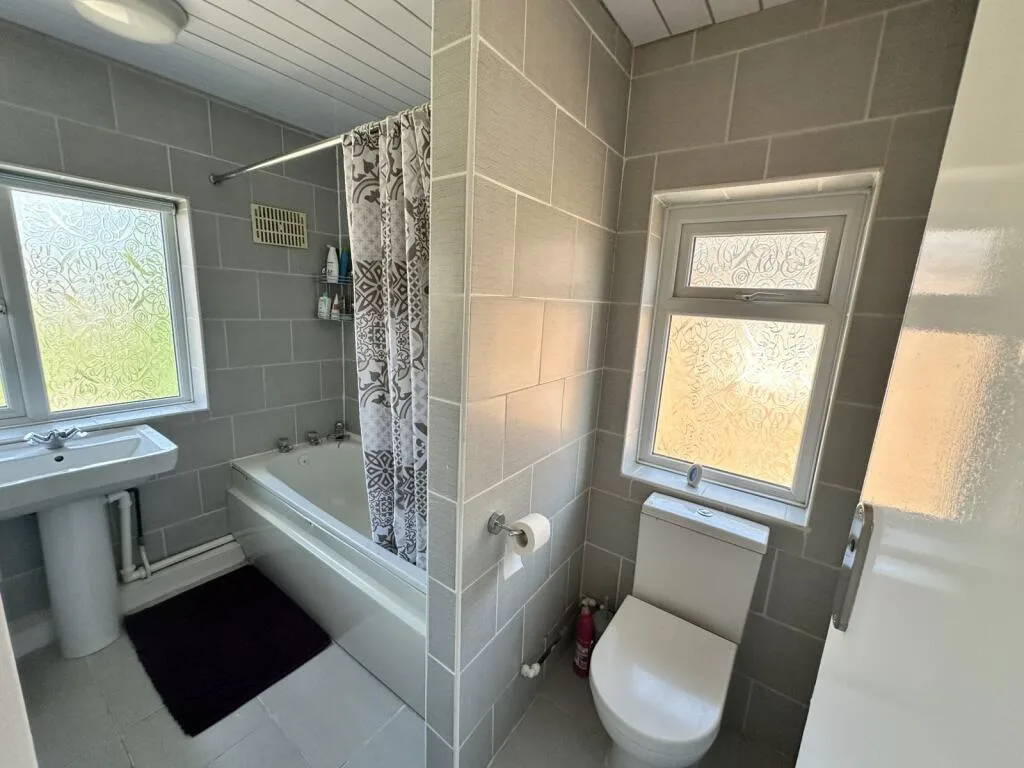 3 bedroom end of terrace house for rent
