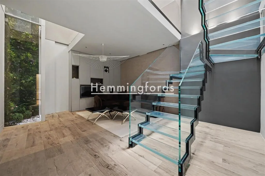4 bedroom mews property for rent