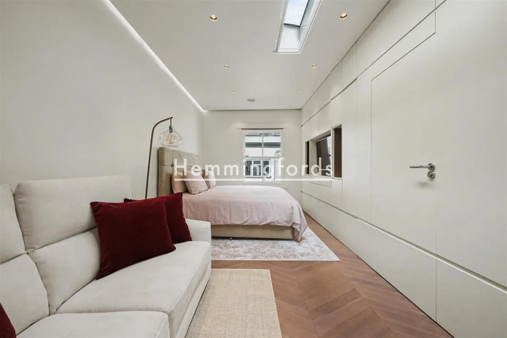 4 bedroom mews property for rent