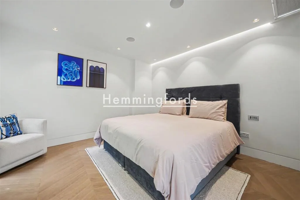 4 bedroom mews property for rent