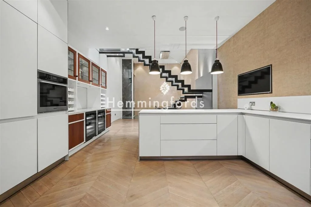 4 bedroom mews property for rent