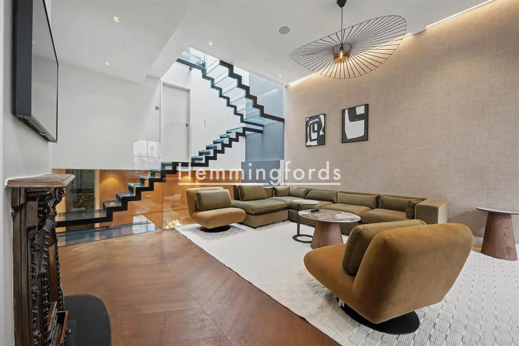 4 bedroom mews property for rent