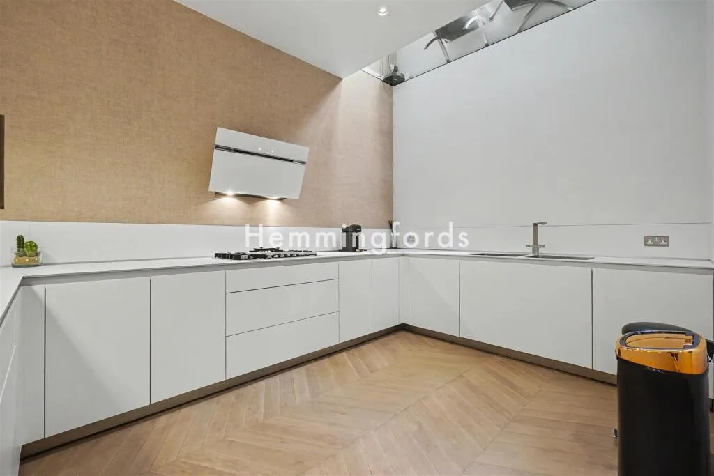 4 bedroom mews property for rent