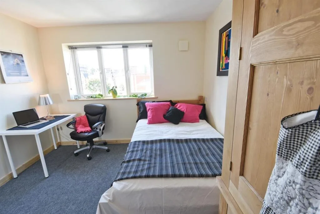 5 bedroom flat for rent