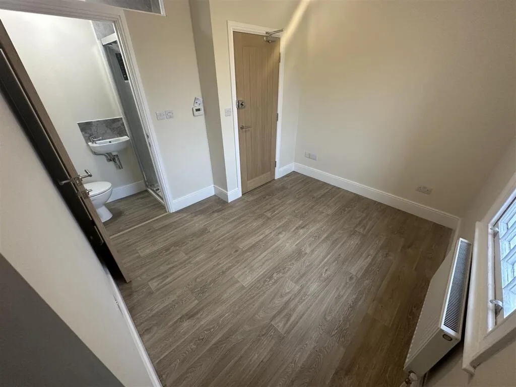 6 bedroom terraced house for rent