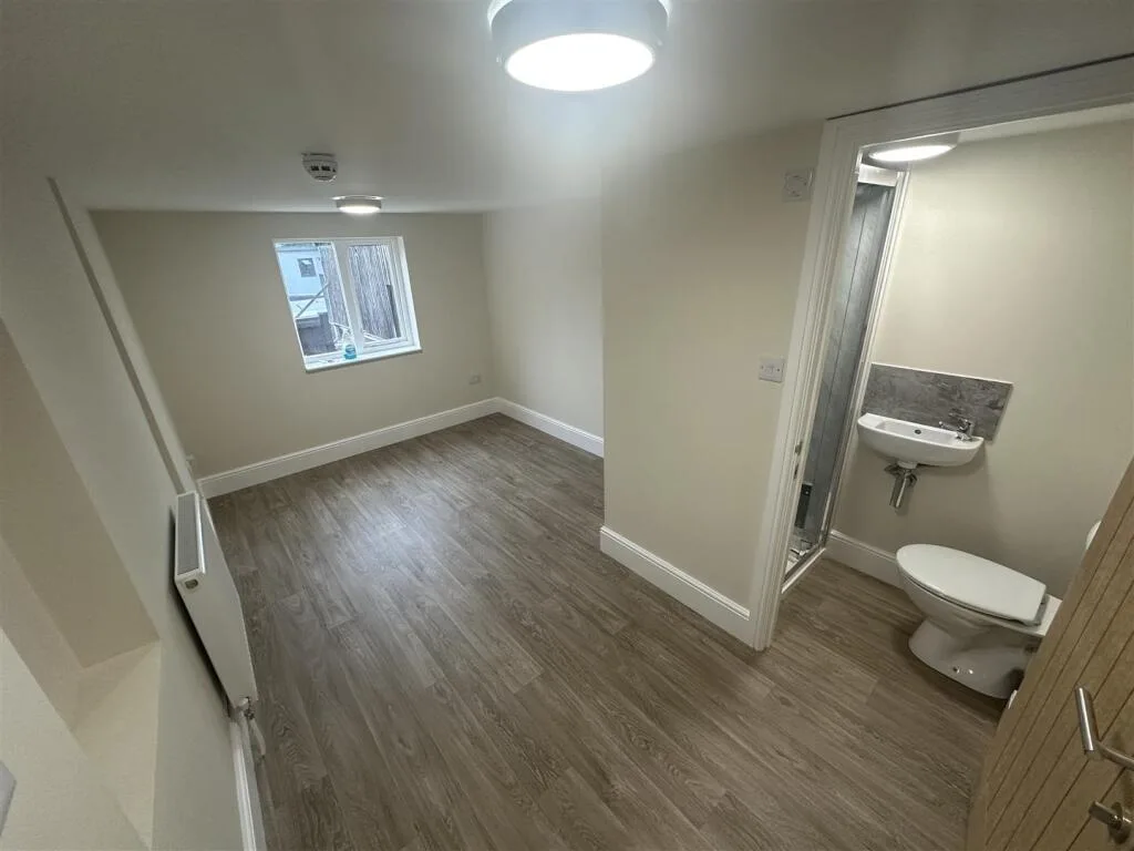 6 bedroom terraced house for rent