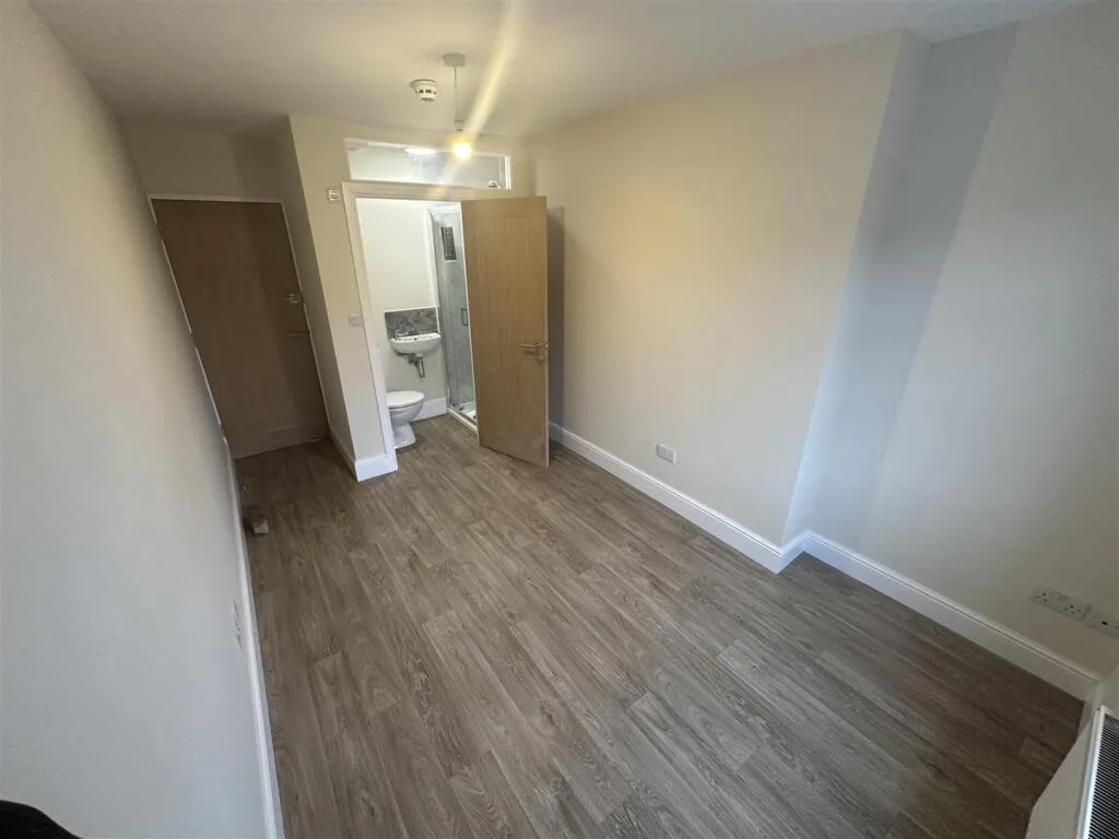 6 bedroom terraced house for rent