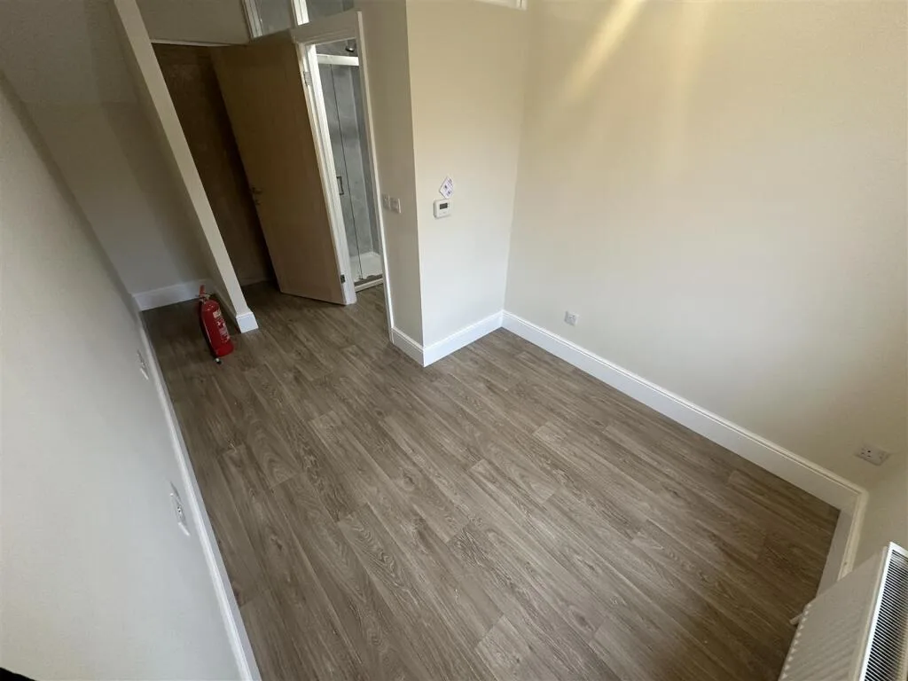 6 bedroom terraced house for rent