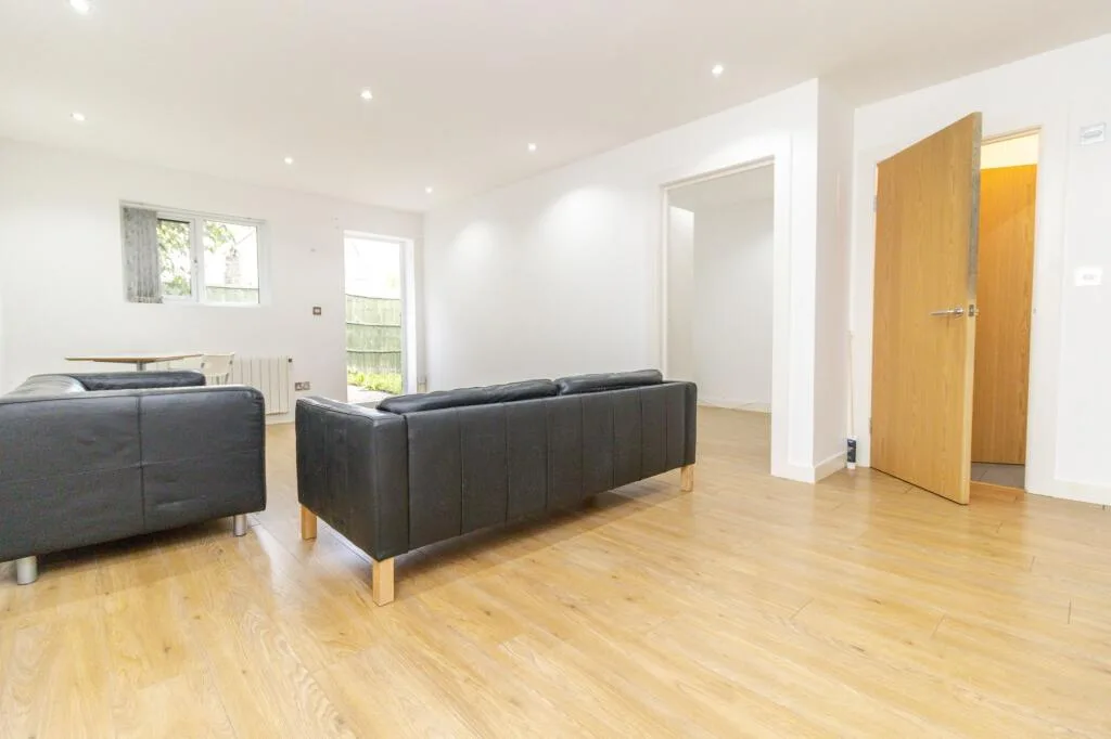 1 bedroom coach house for rent