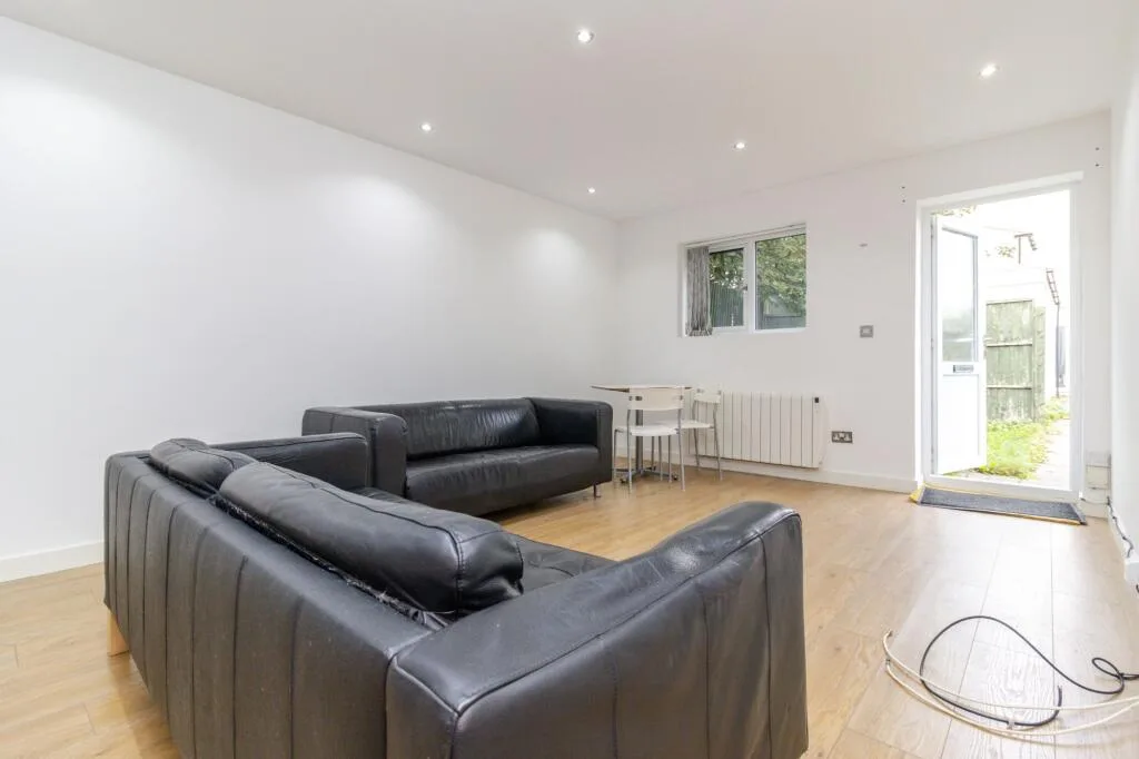 1 bedroom coach house for rent