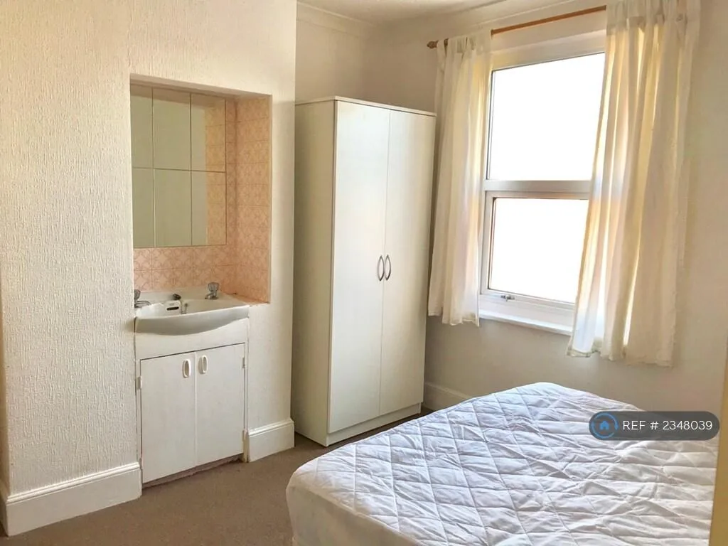 1 bedroom house share for rent