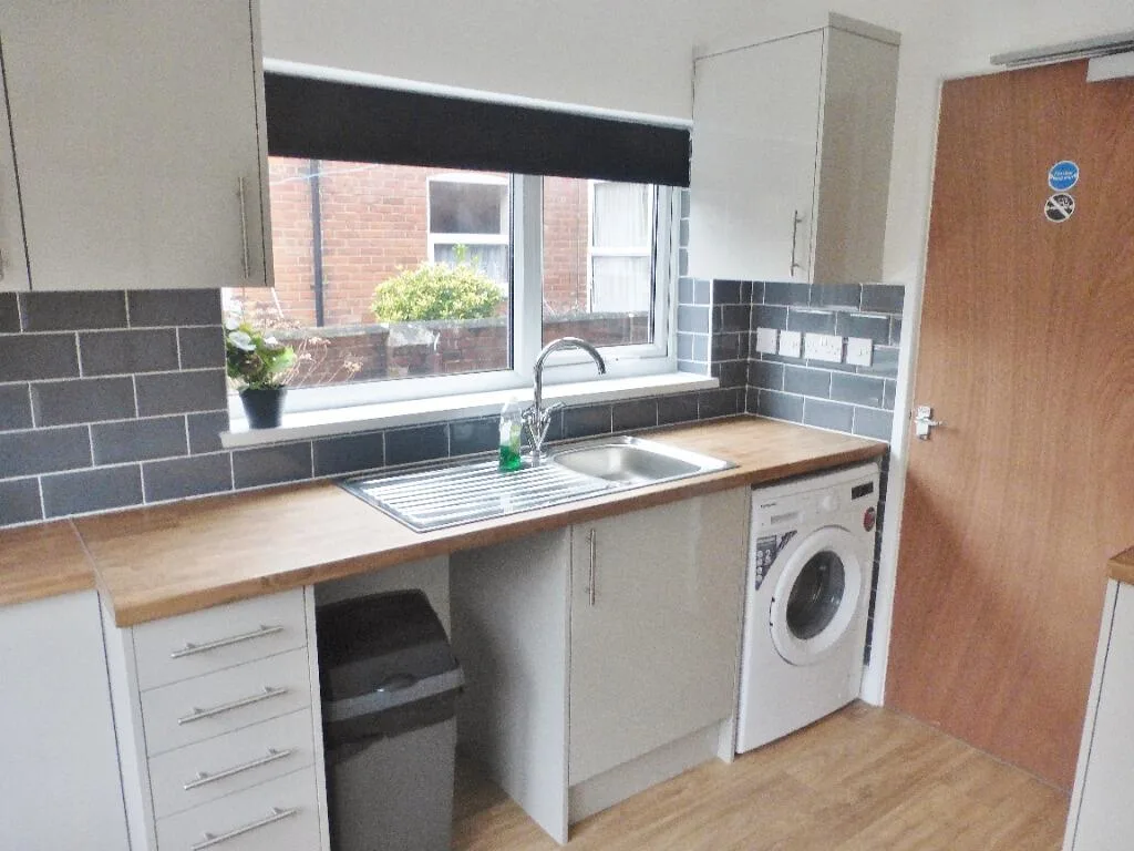1 bedroom house share for rent