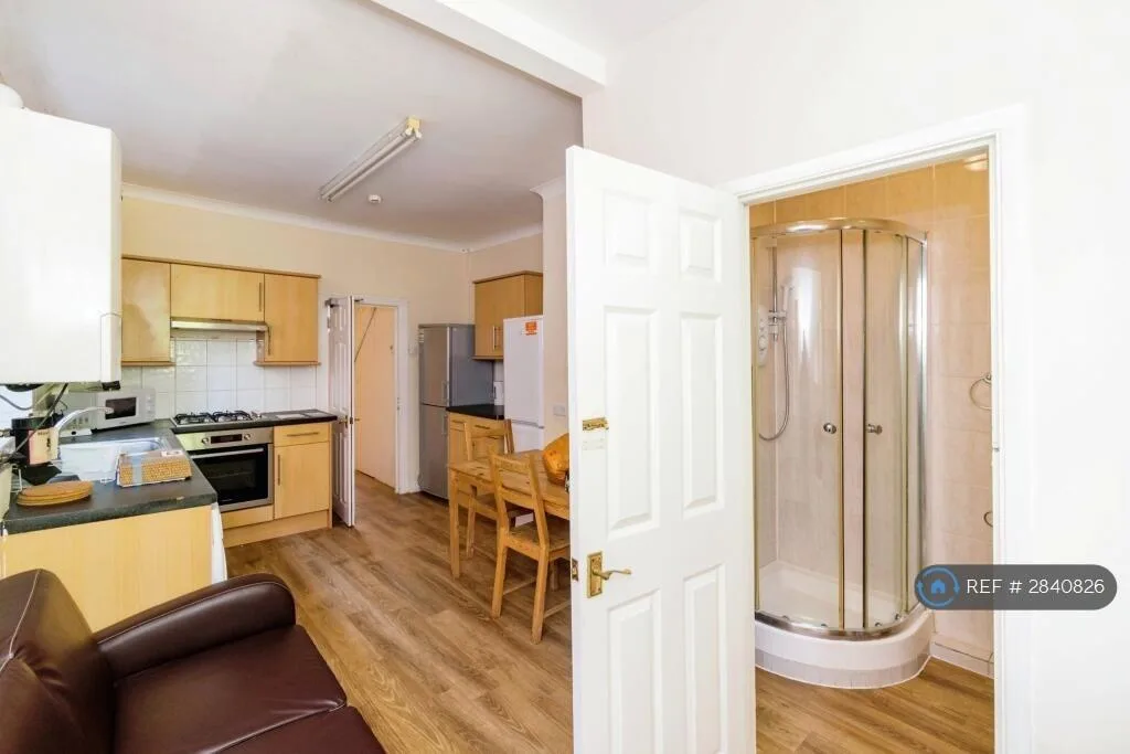 1 bedroom house share for rent