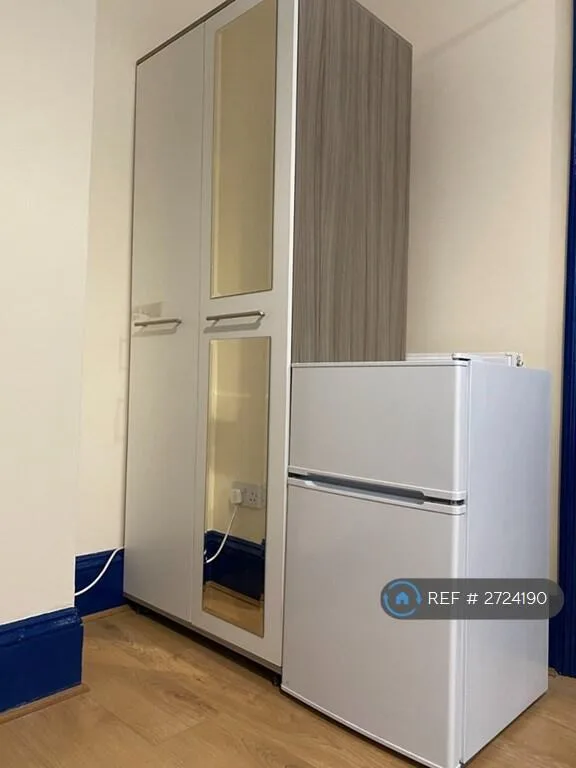 1 bedroom house share for rent