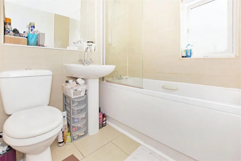 1 bedroom house share for rent