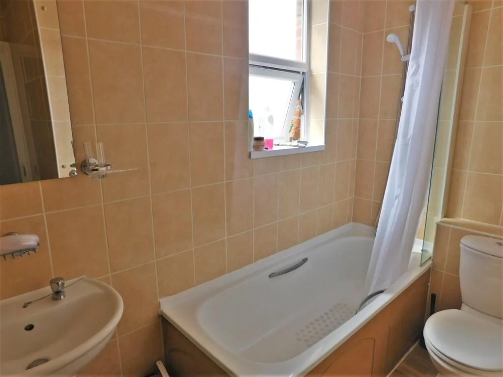 1 bedroom house share for rent