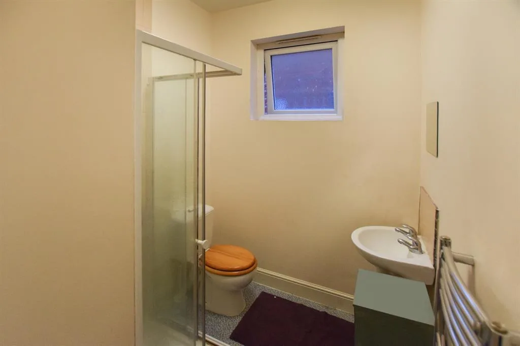 1 bedroom house share for rent