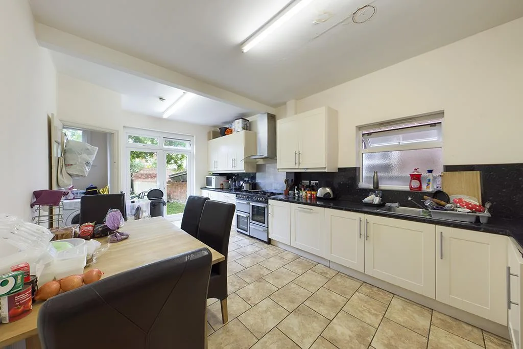 1 bedroom house share for rent