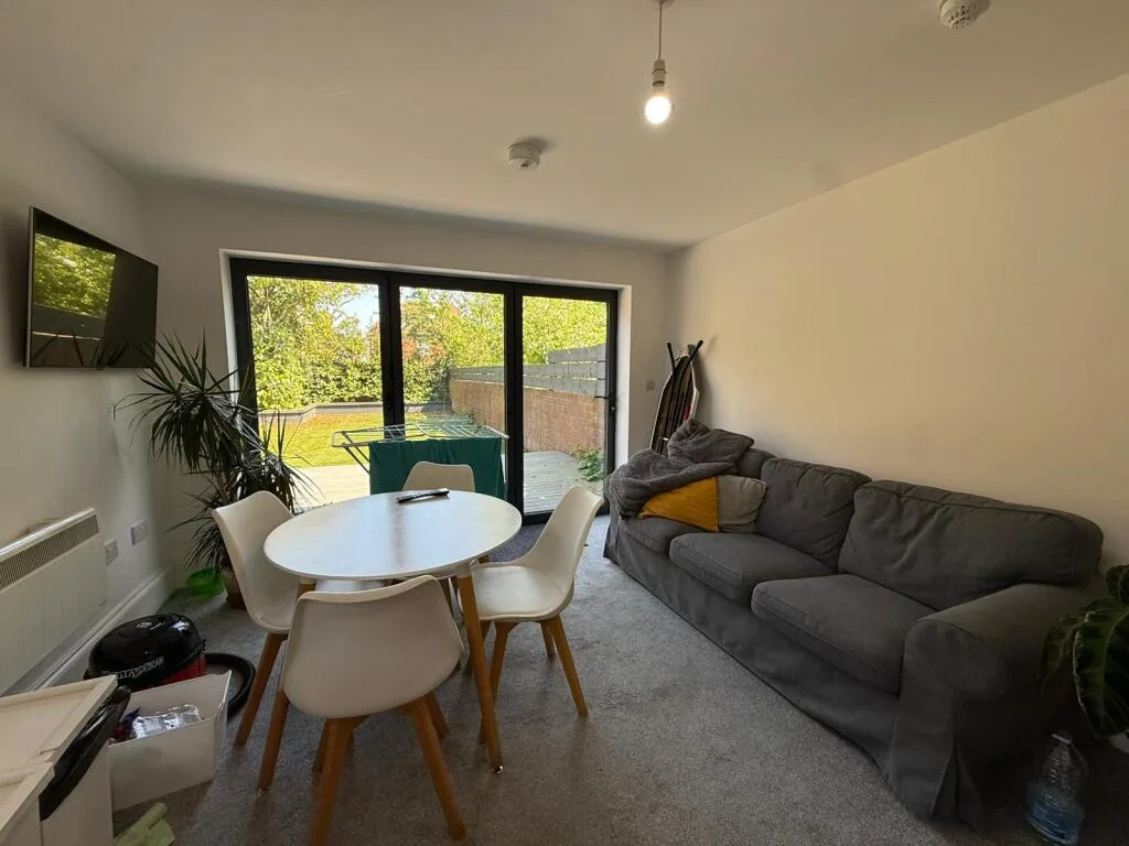 1 bedroom house share for rent