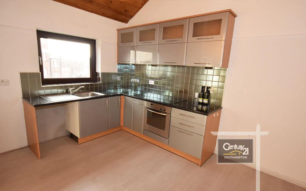 2 bedroom maisonette for rent