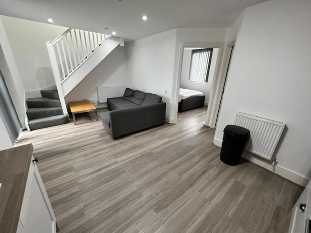 3 bedroom maisonette for rent