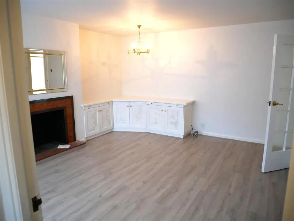 2 bedroom maisonette for rent