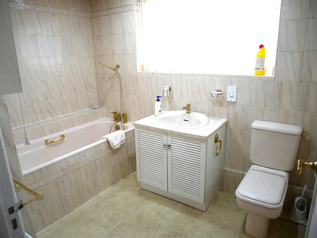 2 bedroom maisonette for rent