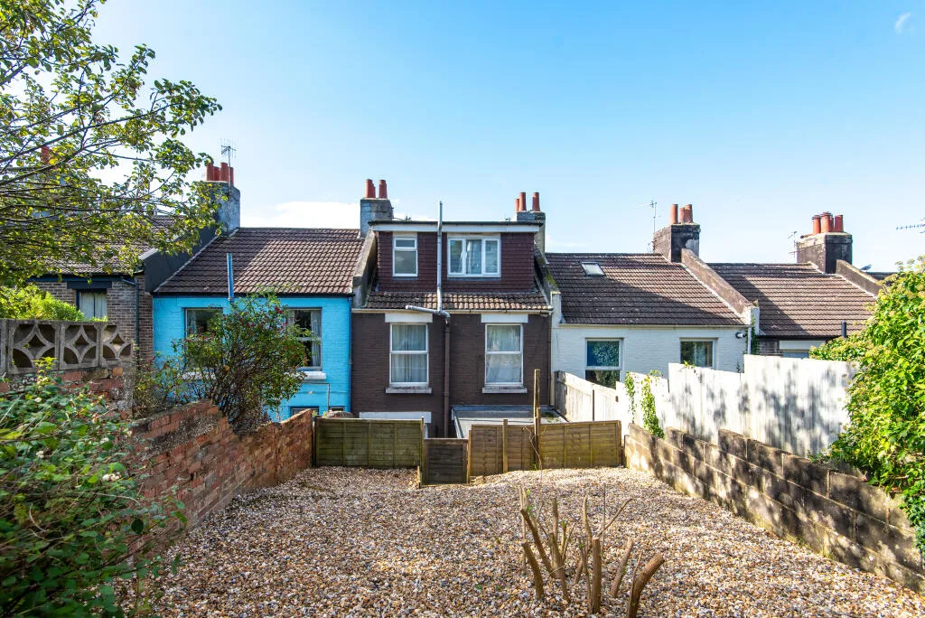 6 bedroom house for rent