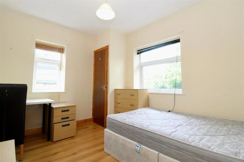 4 bedroom semi-detached house for rent