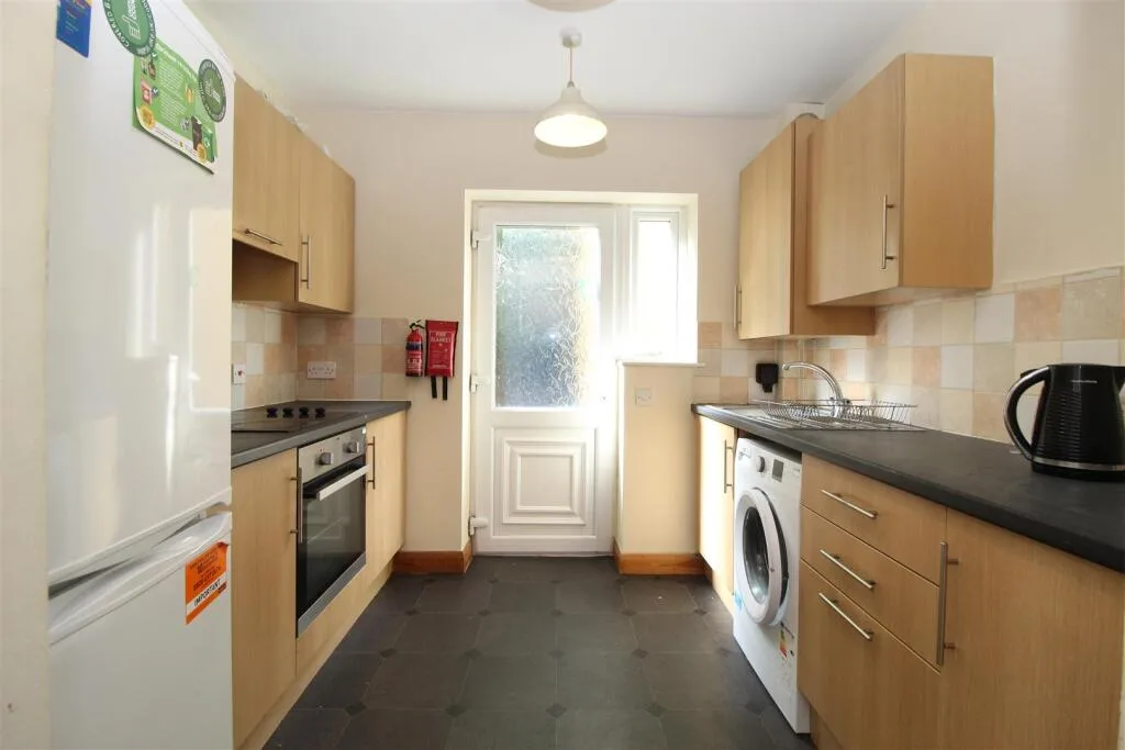 4 bedroom semi-detached house for rent