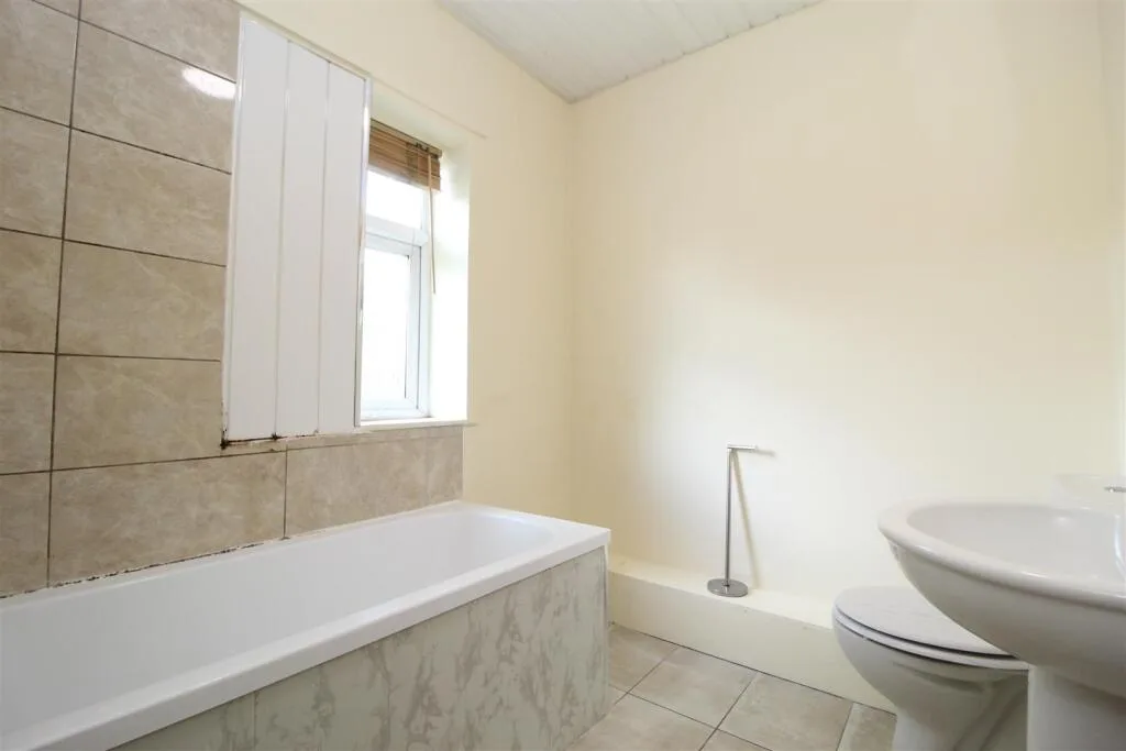 4 bedroom semi-detached house for rent
