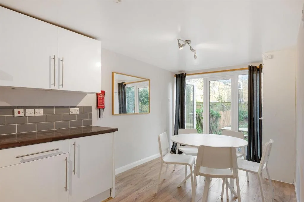 5 bedroom terraced house for rent