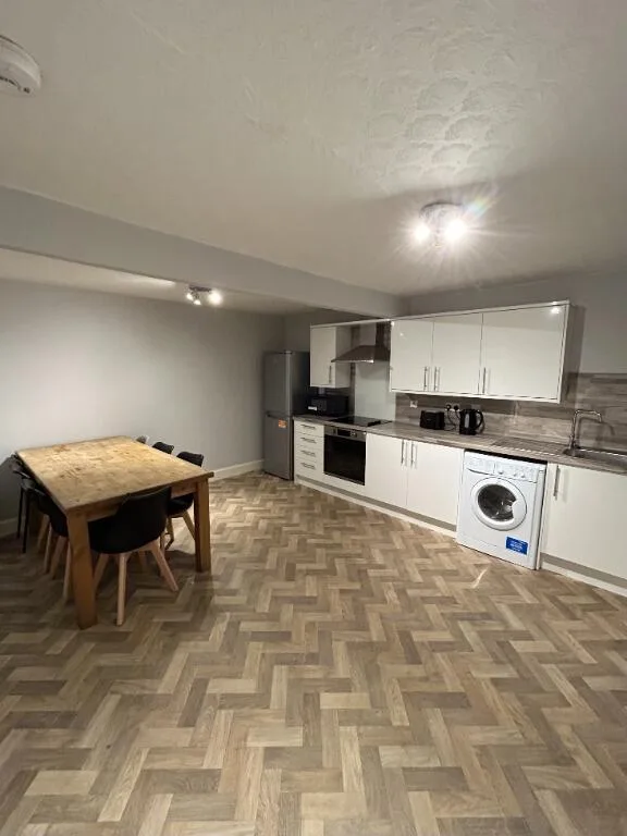 5 bedroom flat for rent