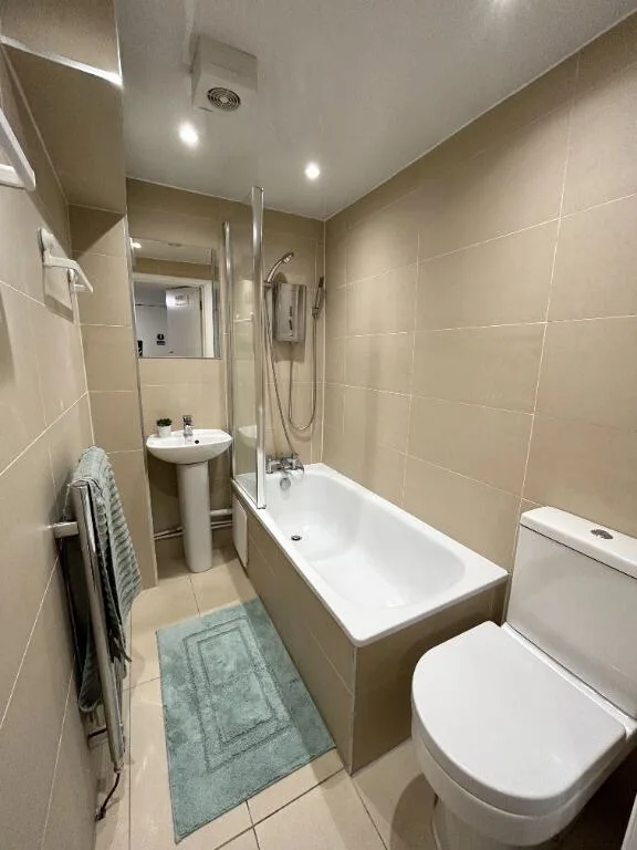 5 bedroom flat for rent