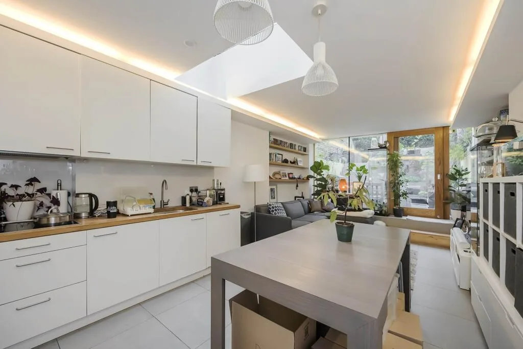2 bedroom maisonette for rent