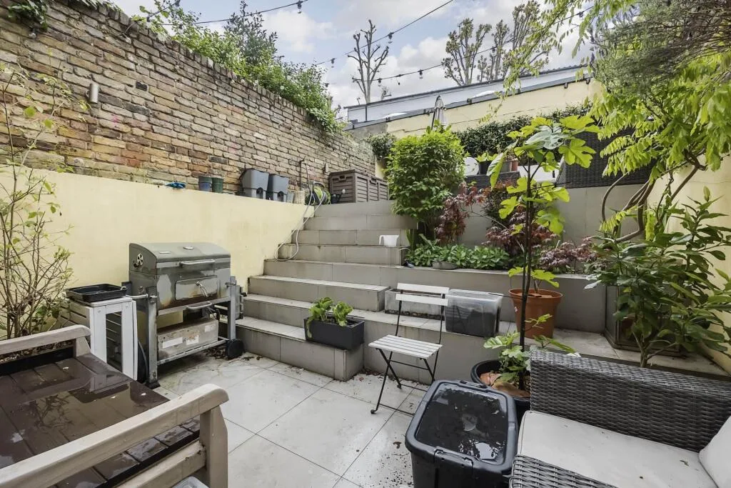 2 bedroom maisonette for rent