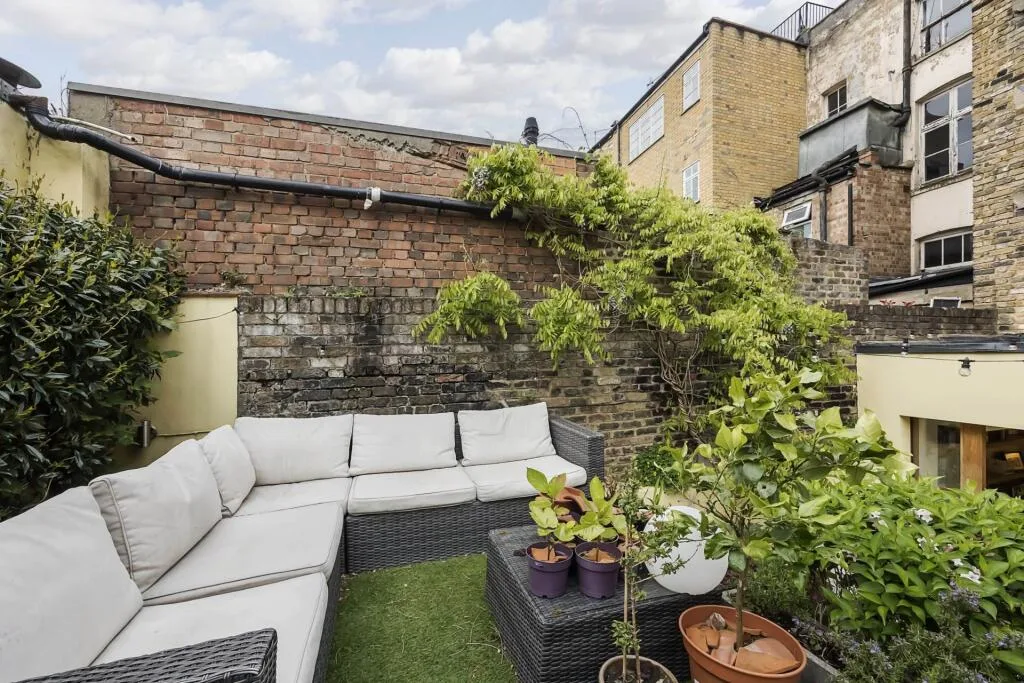 2 bedroom maisonette for rent